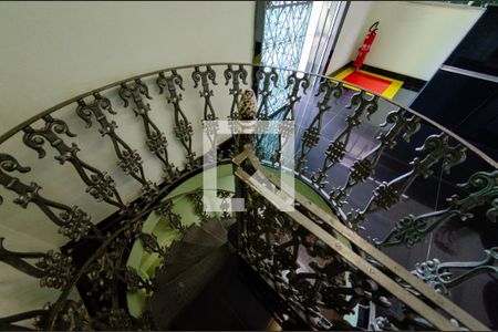 Casa à venda com 420m², 5 quartos e 7 vagasEscada