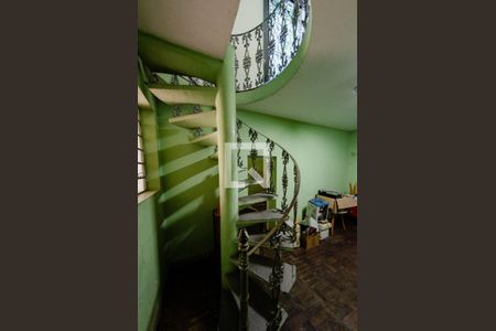 Casa à venda com 420m², 5 quartos e 7 vagasEscada