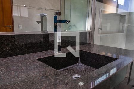 Casa de condomínio à venda com 800m², 4 quartos e 6 vagas Casa de condomínio à venda com 800m², 4 quartos e 6 vagasBanheiro da Suíte 3