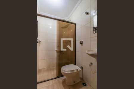 Casa de condomínio à venda com 800m², 4 quartos e 6 vagas Casa de condomínio à venda com 800m², 4 quartos e 6 vagasBanheiro da Suíte de Serviço