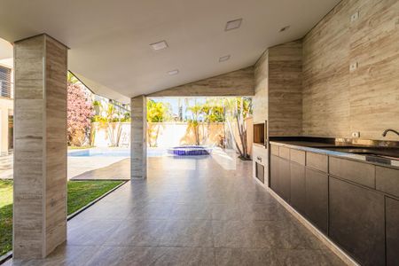 Casa de condomínio à venda com 800m², 4 quartos e 6 vagas Casa de condomínio à venda com 800m², 4 quartos e 6 vagasÁrea Externa