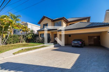 Casa de condomínio à venda com 800m², 4 quartos e 6 vagas Casa de condomínio à venda com 800m², 4 quartos e 6 vagasFachada