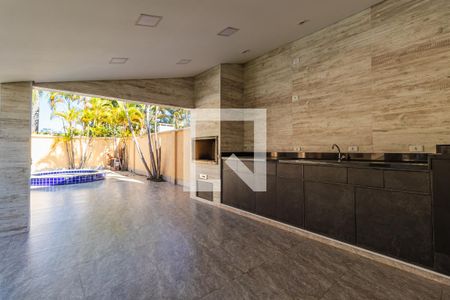 Casa de condomínio à venda com 800m², 4 quartos e 6 vagas Casa de condomínio à venda com 800m², 4 quartos e 6 vagasÁrea Externa