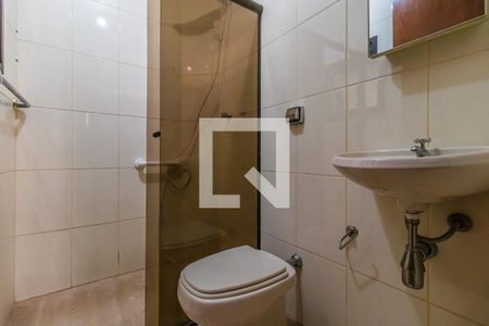 Casa de condomínio à venda com 800m², 4 quartos e 6 vagas Casa de condomínio à venda com 800m², 4 quartos e 6 vagasBanheiro da Suíte de Serviço