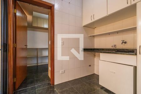 Casa de condomínio à venda com 800m², 4 quartos e 6 vagas Casa de condomínio à venda com 800m², 4 quartos e 6 vagasÁrea de Serviço