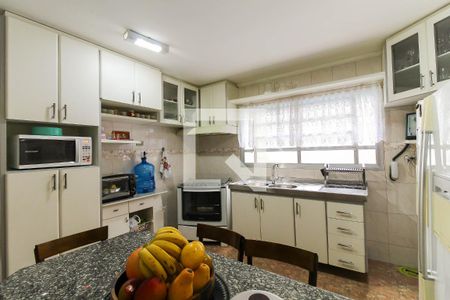 Casa à venda com 638m², 5 quartos e 5 vagasCozinha