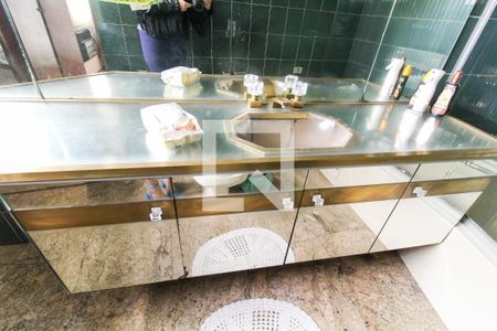 Casa à venda com 638m², 5 quartos e 5 vagasBanheiro da Suíte 4