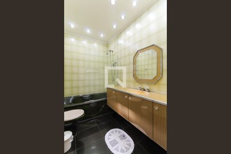 Casa à venda com 638m², 5 quartos e 5 vagasBanheiro da Suíte 2