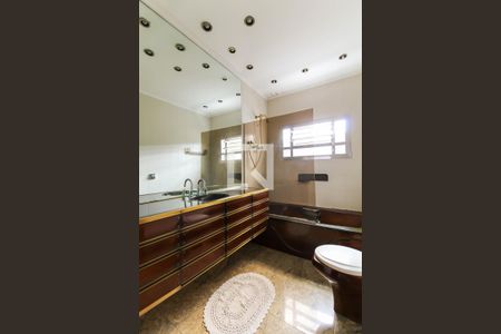 Casa à venda com 638m², 5 quartos e 5 vagasBanheiro da Suíte 1