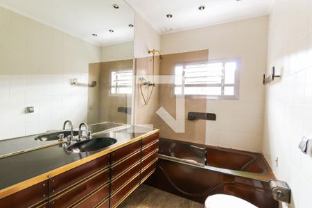 Casa à venda com 638m², 5 quartos e 5 vagasBanheiro da Suíte 1