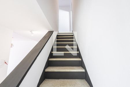 Escada de casa à venda com 4 quartos, 190m² em Jardim das Bandeiras, São Paulo