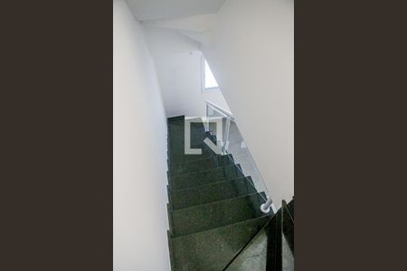 Escada de casa à venda com 2 quartos, 132m² em Vila América, Santo André