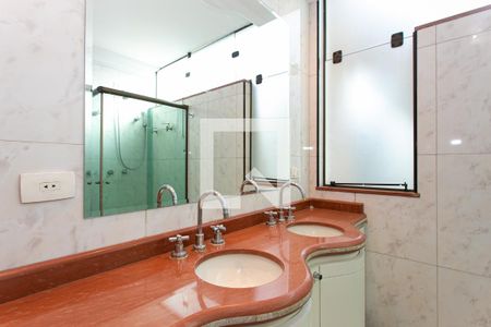 Casa à venda com 400m², 4 quartos e 7 vagasBanheiro do Suíte 1