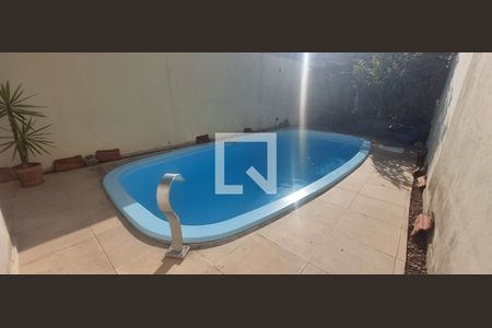 Casa à venda com 250m², 3 quartos e 5 vagas Casa à venda com 250m², 3 quartos e 5 vagasPiscina