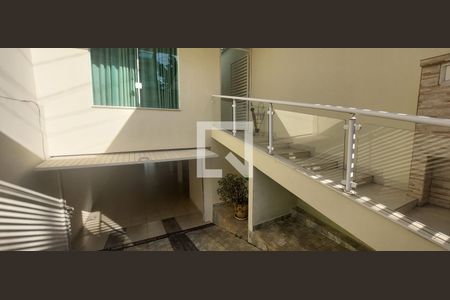 Casa à venda com 250m², 3 quartos e 5 vagas Casa à venda com 250m², 3 quartos e 5 vagasEntrada Garagem