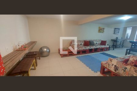 Casa à venda com 250m², 3 quartos e 5 vagas Casa à venda com 250m², 3 quartos e 5 vagasÁrea de festas