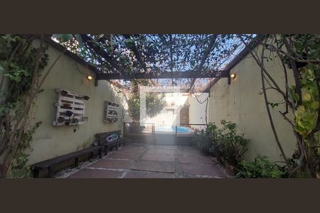 Casa à venda com 250m², 3 quartos e 5 vagas Casa à venda com 250m², 3 quartos e 5 vagasQuintal - Jardim