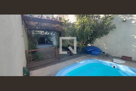 Casa à venda com 250m², 3 quartos e 5 vagas Casa à venda com 250m², 3 quartos e 5 vagasPiscina