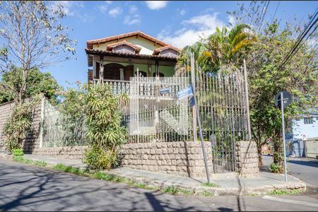 Casa para alugar com 270m², 4 quartos e 3 vagasFachada