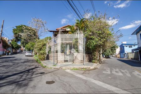 Casa para alugar com 270m², 4 quartos e 3 vagasFachada