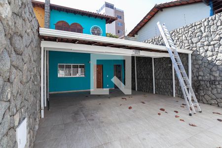 Casa à venda com 156m², 3 quartos e 3 vagasFachada