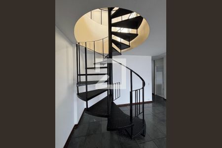 Apartamento à venda com 200m², 3 quartos e 2 vagasCobertura - escada