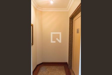 Apartamento à venda com 176m², 4 quartos e 2 vagas Apartamento à venda com 176m², 4 quartos e 2 vagasHall exclusivo elevador