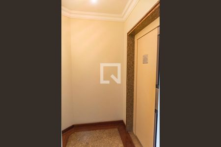 Apartamento à venda com 176m², 4 quartos e 2 vagas Apartamento à venda com 176m², 4 quartos e 2 vagasHall exclusivo elevador