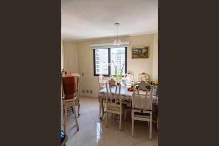 Apartamento à venda com 176m², 4 quartos e 2 vagas Apartamento à venda com 176m², 4 quartos e 2 vagasSala de almoço