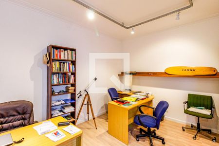 Casa à venda com 140m², 4 quartos e 2 vagas Casa à venda com 140m², 4 quartos e 2 vagasEscritório