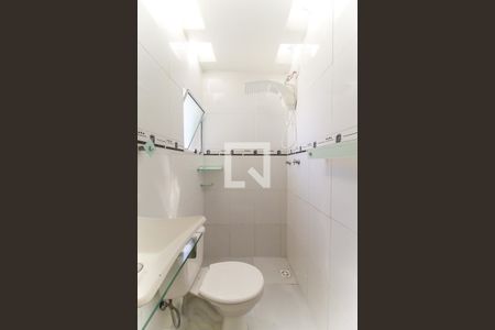 Banheiro de casa para alugar com 1 quarto, 70m² em Vila Arizona, Itaquaquecetuba