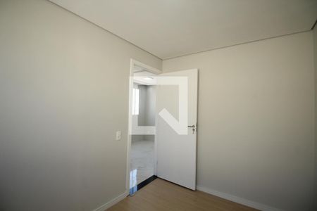 Quarto 2 de apartamento para alugar com 2 quartos, 42m² em Jardim das Oliveiras, Itaquaquecetuba