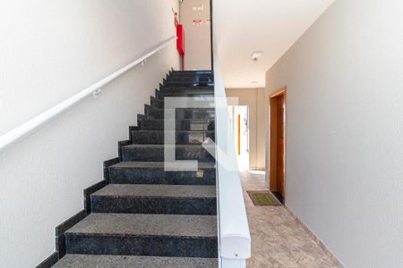 Escada de apartamento para alugar com 2 quartos, 41m² em Parada Xv de Novembro, São Paulo