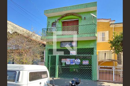 Casa à venda com 175m², 5 quartos e 2 vagas Casa à venda com 175m², 5 quartos e 2 vagasFachada