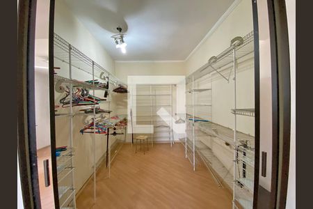 Casa à venda com 175m², 5 quartos e 2 vagas Casa à venda com 175m², 5 quartos e 2 vagasQuarto 1 - closet