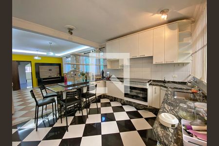 Casa à venda com 175m², 5 quartos e 2 vagas Casa à venda com 175m², 5 quartos e 2 vagasCozinha