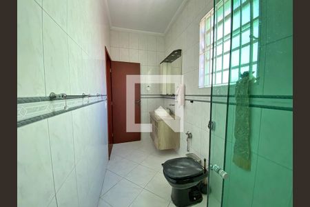 Casa à venda com 175m², 5 quartos e 2 vagas Casa à venda com 175m², 5 quartos e 2 vagasBanheiro social 2