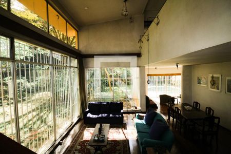 Casa à venda com 570m², 5 quartos e 5 vagasSala