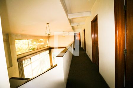 Casa à venda com 570m², 5 quartos e 5 vagasCorredor