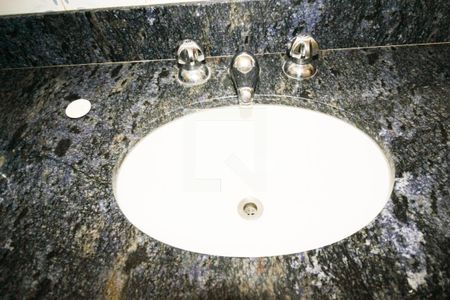 Casa à venda com 570m², 5 quartos e 5 vagasBanheiro do Quarto 1