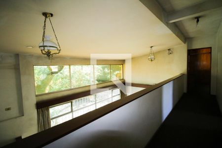 Casa à venda com 570m², 5 quartos e 5 vagasCorredor