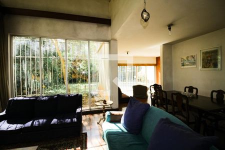 Casa à venda com 570m², 5 quartos e 5 vagasSala