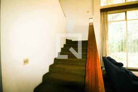 Casa à venda com 570m², 5 quartos e 5 vagasEscada