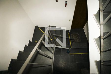 Casa à venda com 570m², 5 quartos e 5 vagasEscada