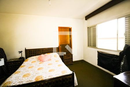 Casa à venda com 570m², 5 quartos e 5 vagasQuarto 2