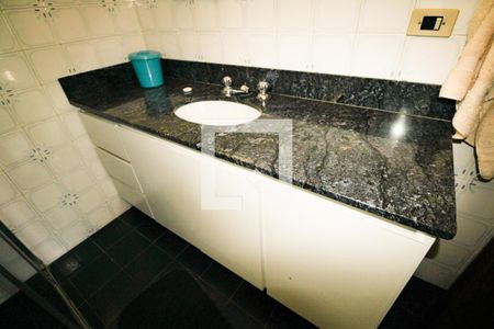 Casa à venda com 570m², 5 quartos e 5 vagasBanheiro do Quarto 1