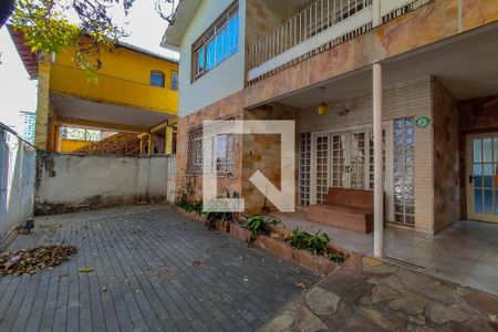 Casa à venda com 567m², 4 quartos e 4 vagas Casa à venda com 567m², 4 quartos e 4 vagasGaragem