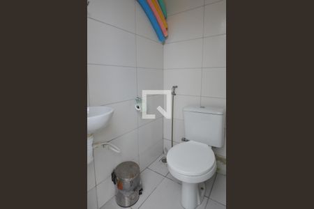 Casa de condomínio para alugar com 240m², 4 quartos e 3 vagasBanheiro da área externa