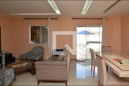 Sala de casa de condomínio para alugar com 4 quartos, 240m² em Vargem Pequena, Rio de Janeiro