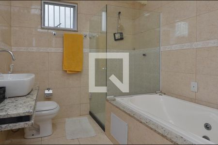 Casa de condomínio para alugar com 240m², 4 quartos e 3 vagasBanheiro da Suíte 2